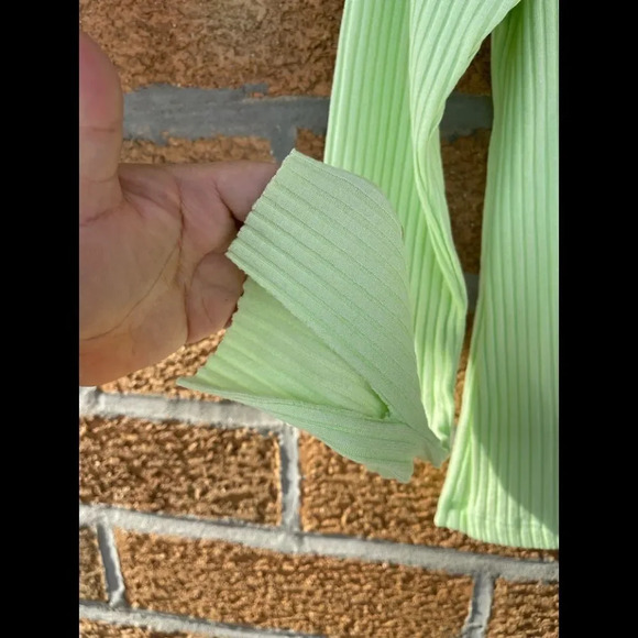 MONROW  Turtle Neck Tee in Wasabi medium - Picture 4 of 6